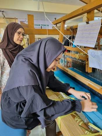 Meniti Harapan Ekonomi yang Lebih Baik, Pelatihan Tenun RAPP Melawan Kemiskinan