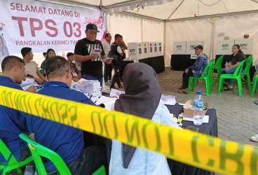 Warga Riau Kompleks RAPP Antusias Menyalurkan Hak Pilihnya di Pemilu 2024, Chief Operating Officer (COO) RAPP Eduward Ginting Terpantau Hadir di TPS