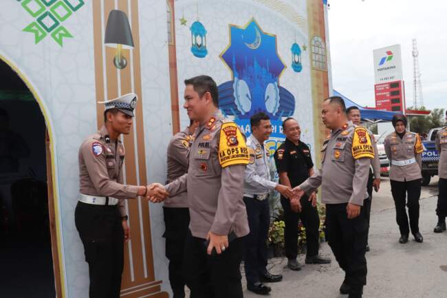 Pastikan Arus Lalu lintas Berjalan Lancar Kapolres Pelalawan Tinjau Pos PAM Km 55