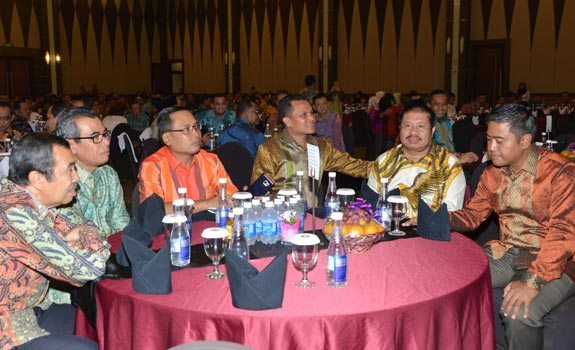 bupati-amril-bersama-bupati-dan-kapolres-se-pov-riau-menghadiri-acara
