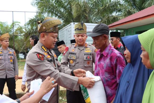 Pemukulan Gong dan Pelepasan Ratusan Ekor Burung Merpati Tandai Louncing Polisi RW di Pelalawan.
