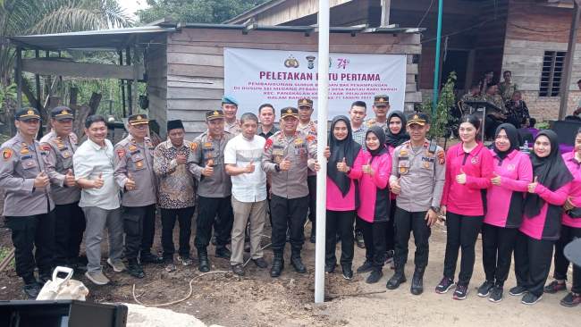 Kapolres Pelalawan Bersama Ketua Cabang Bhayangkari Pelalawan Bangun Sumur Bor dan Bak Penampungan Air Bersih 