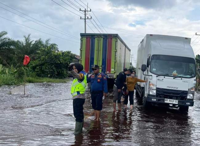 Mencegah Kemacetan Bajir, Polres Pelalawan Lakukan Rekayasa Lalu Lintas Sistim Buka Tutup di KM 76-83