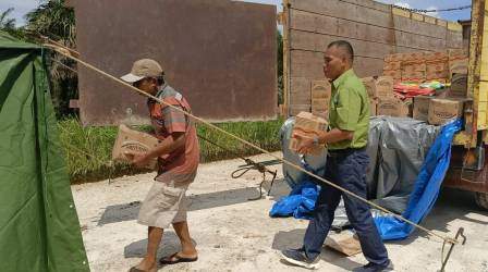 RAPP Serahkan Bantuan Paket Bahan Pokok kepada 835 KK Warga Pelalawan Terdampak Banjir