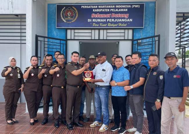 Kajari Pelalawan Azrijal SH.MH Berkunjung Ke Kantor PWI Pelalawan