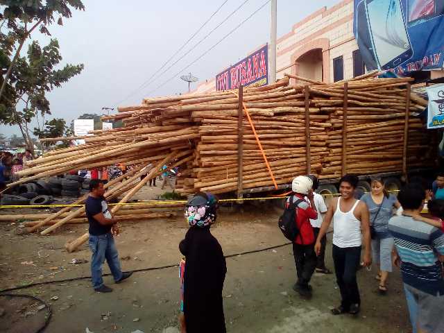 Truck Kayu Balak Tabrak Ruko Ponsel