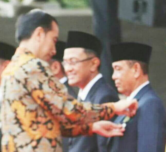 Berjasa dalam Bidang Pembangunan & Koperasi HM Harris Terima Penghargaan dari Presiden Jokowi