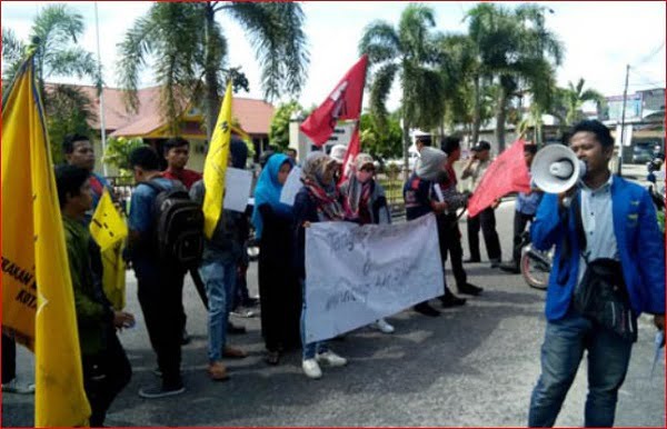 Sidang Kasus Korupsi DTT Pelalawan Diwarnai Aksi Demo Mahasiswa