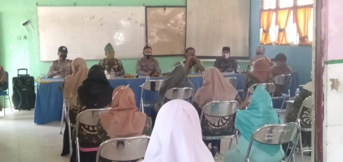 Kapolsek Iptu Budi Ikhsani dan tim Gugus Covid Rambah Hilir, komite sekolah dan Kepsek SMN 2 Rambah Hilir, monotoring 3 sekolah terkait penerapan prokes di sekolah setelah 3 SMAN di Rambah Hilir rencananya akan gelar belajar tatap muka terbatas.
