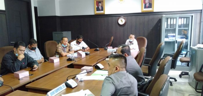 Doni Saputra Ketua Komisi I memimpin hearing
