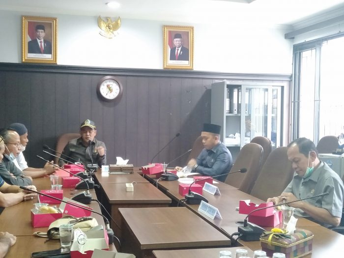 Doni Saputra SH memimpin hearing komisi I bersama perwakilan pedagang pasar bawah
