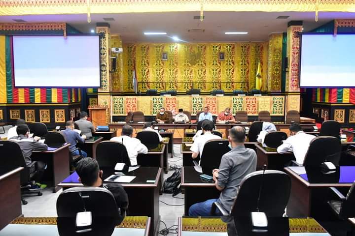 Suasana saat masing-masing kontraktor mempresentasekan progres pengerjaan IPAL