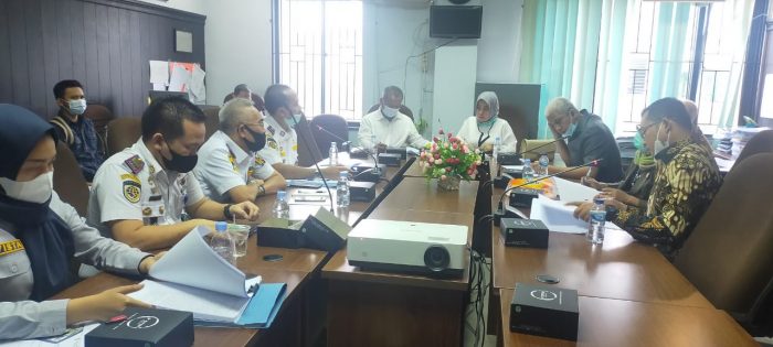 Wakil ketua Komisi II Arwinda didampingi Dapot Sinaga memandu jalanny hearing