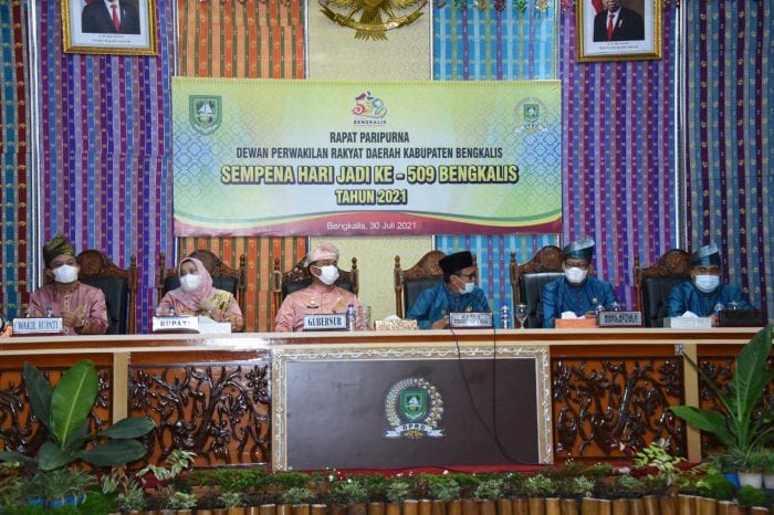 Dari kiri- Wakil Bupati Bagus Santoso, Bupati Bengkalis Kasmarni. Gubernur Riau yang diwakili Asisten III Syahrial Abdi, Ketua DPRD Khairul Umam, Wakil Ketua DPRD Sofian, dan Syaiful Ardi