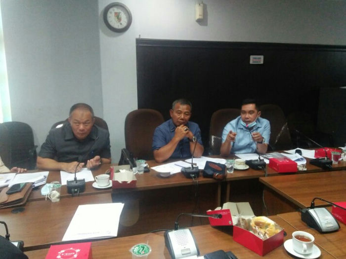 Para anggota dewan saat mengikuti jalannya hearing