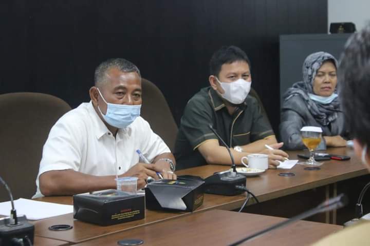 Rapat hearing dipimpin Ketua Komisi IV DPRD Kota Pekanbaru Sigit Yuwono (baju putih)