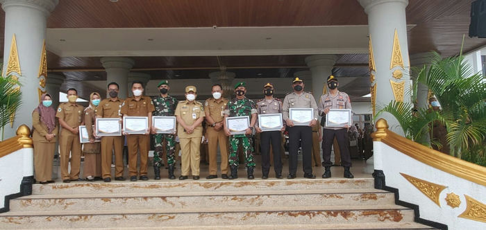 Bupati Sukiman Berikan Reward Kepada Polsek Berprestasi Vaksinasi Covid-19