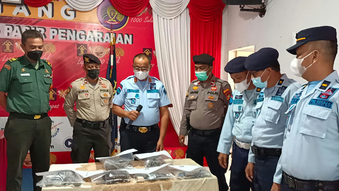Kalapas Kelas IIB Pasir Bersinergi dengan TNI dan Polri Razia Blok Warga Binaan