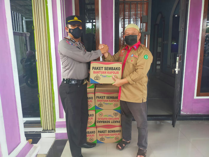 kasat Binmas AKP Hermawan serahkan Bantuan kapolri ke sekretaris DPC SPTD Rohul