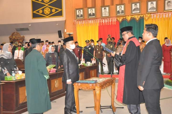 Prosesi pengambilan sumpah jabatan Ketua DPRD Pekanbaru Sabarudi oleh Ketua Pengadilan Negri Pekanbaru