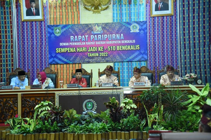 Paling Kiri Wakil Bupati Bagus Santoso dan Bupati Kasmarnibersama Pimpinan Sidang Paripurna
