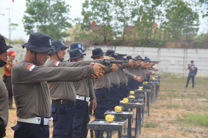 KEMENKUMHAN RIAU GELAR LATIHAN MENEMBAK LAPAS KELAS IIB PASIR PENGARAIAN UTUS 4 ORANG PETUGAS
