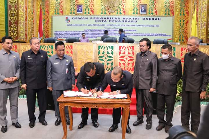 Penandatanganan persetujuan bersama Penjabat (Pj) Walikota Pekanbaru Muflihun dan DPRD Pekanbaru tentang Rancangan Peraturan Daerah (Ranperda) Perubahan APBD 2022 menjadi Peraturan Daerah (Perda)