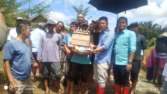 Bupati Afrizal dan Wabup H Sulaiman Tinjau Daerah Korban Banjir dan Bagikan Sembako