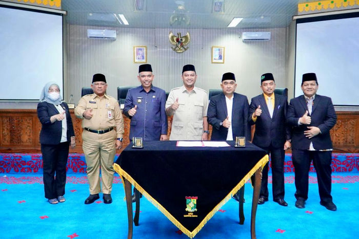 Ket foto: Pimpinan DPRD Kampar bersama Pj Bupati Kampar foto bersama penandatanganan RAPBD 2023