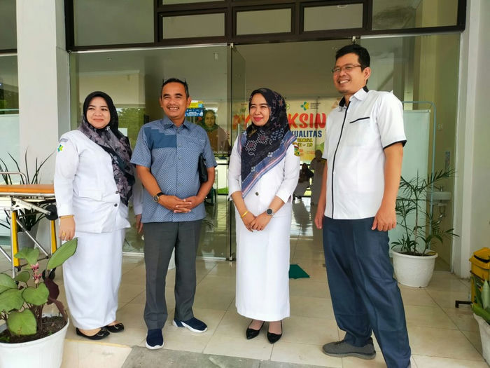 Ket foto: Anggota DPRD Kampar Agus Candra menyambangi Puskesmas Laboy Jaya