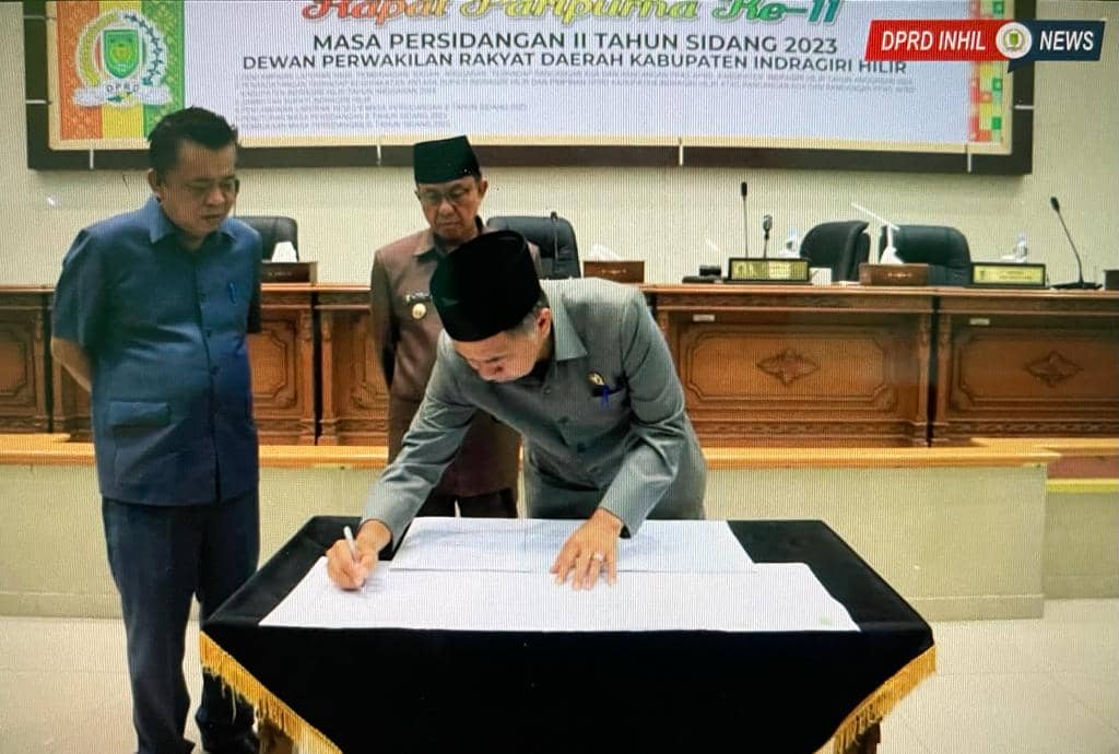 Penanda Tanganan Pengesahan Perjanjian oleh Ketua DPRD Dr H Ferryandi,ST MM MT inhil atas disepakati nya Rancangan KUA dan PPAS