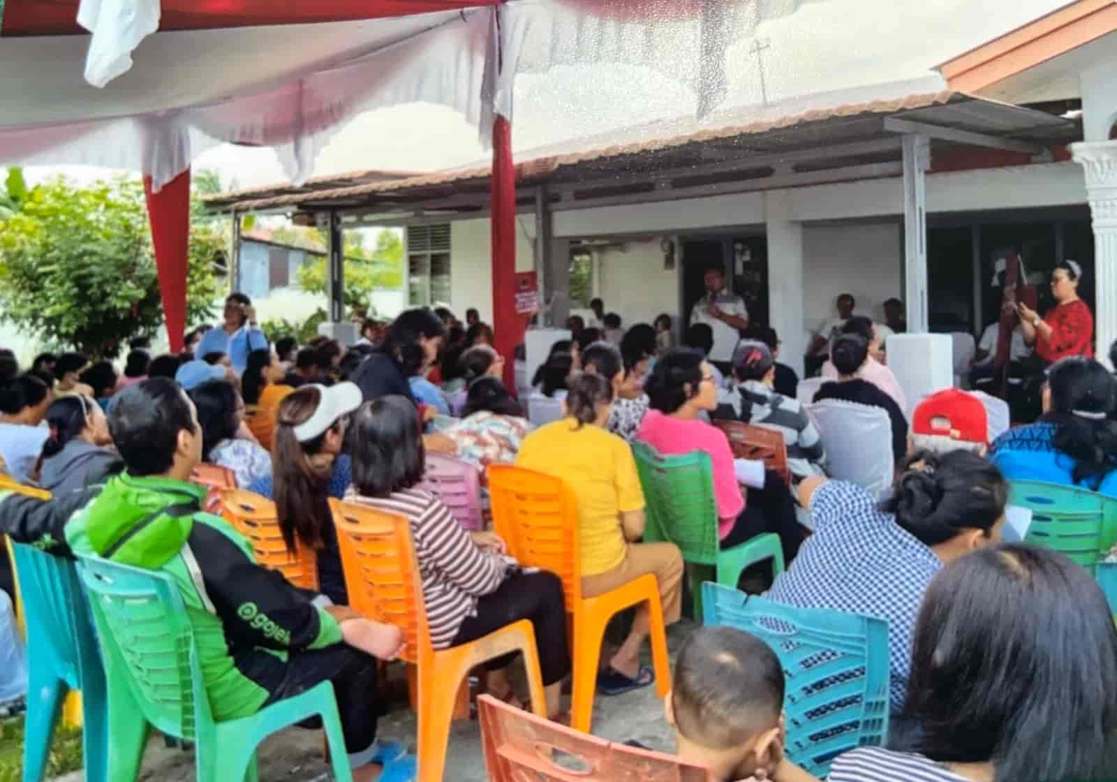 Dapot Sinaga saat menjelaskan Perda kepada ratusan masyarakat yang hadir