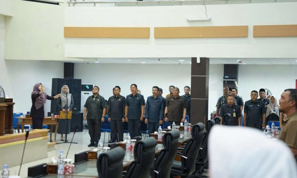 Para Anggota DPRD Inhil Menyanyikan Lagu Indonesia Raya