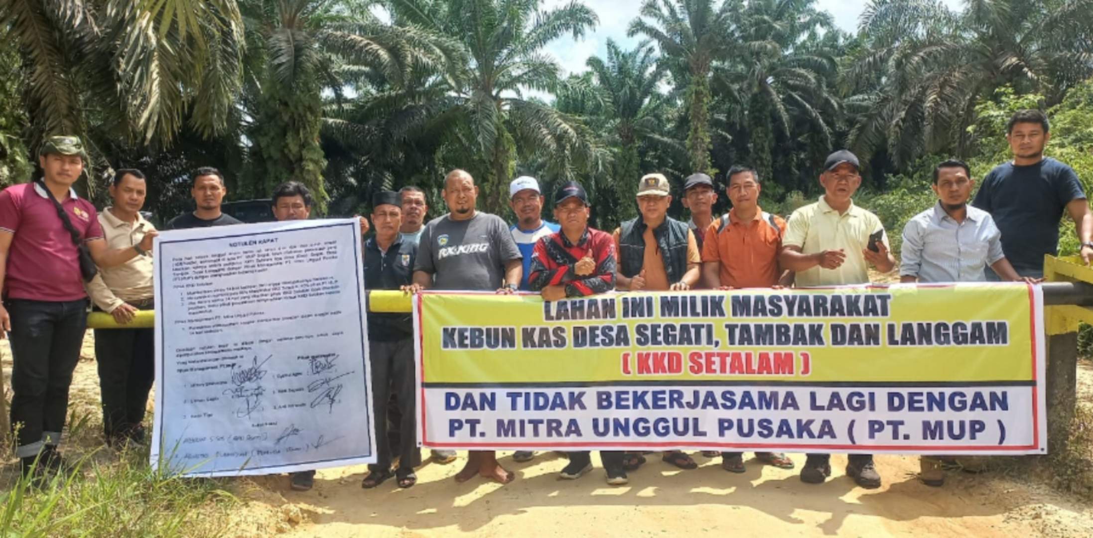 3 Desa Setalam Bentangkan Spanduk Di Tengah Kebun Sawit, Protes PT MUP Butuhkan Addendum