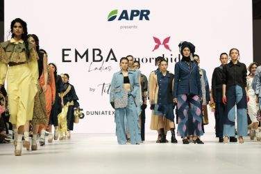 Kolaborasi APR X DuniaTex X EMBA Tampilkan Koleksi Fesyen Berkelanjutan di JFW 2025