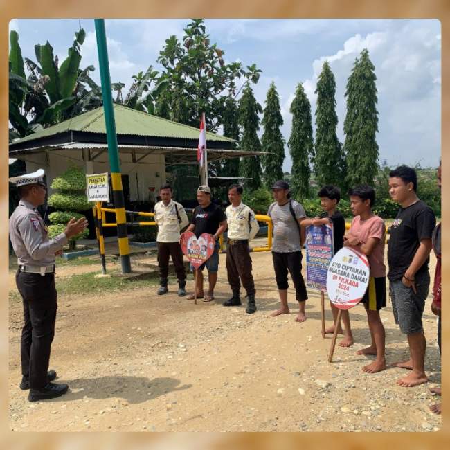Aksi Anggota Polantas Pelalawan Sambangi Masyarakat Sampaikan Pesan Pilkada Damai