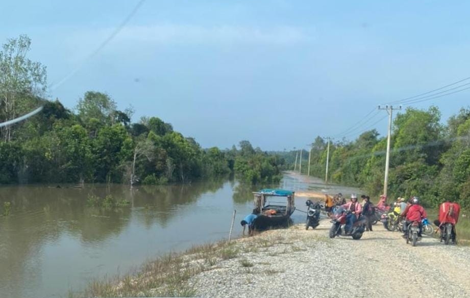 Air Sungai Segati Terus Meluap, Akses Jalan Ke Desa Sotol Masih Putus