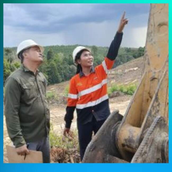 Kisah 7 Wanita Hebat Sang Pioner Operator Excavator di RAPP