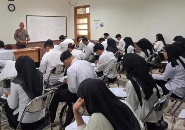 Dr. Irwanto Tanjung sedang mengawasi ujian semester Mahasiswa Hukum UHTP pada 11 Januari 2025 di Pekanbaru.