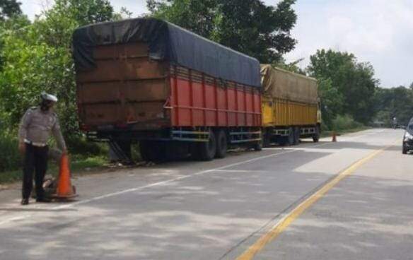 Satlantas Polres Pelalawan Tertibkan Truk Parkir Sembarangan, Antisipasi Terjadinya Lakalantas dan Kemacetan