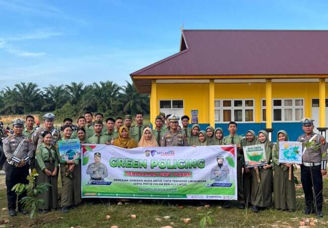 Sat Lantas Polres Pelalawan Ajak Siswa SMAN 2 Pangkalan Kerinci Hijaukan Lingkungan