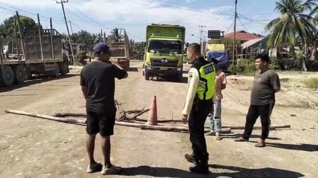 Seorang Pria Ditahan Polsek Pangkalan Kerinci karna Menghadang Mobil Perusahaan